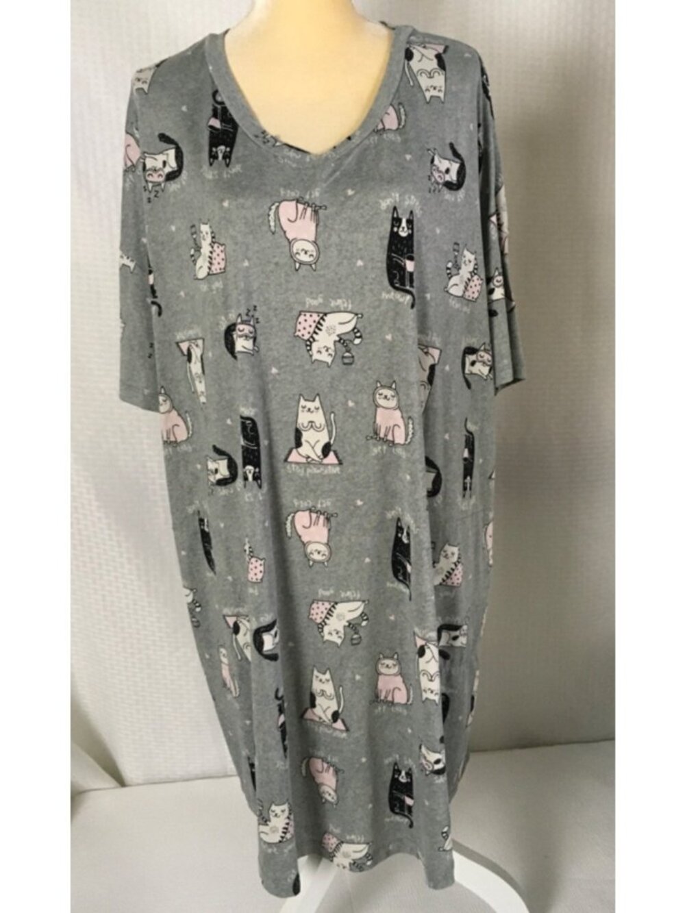 Secret Treasures Sleep Shirt Size 2X to 3X Gray with White Gray Pink Cats Pocket